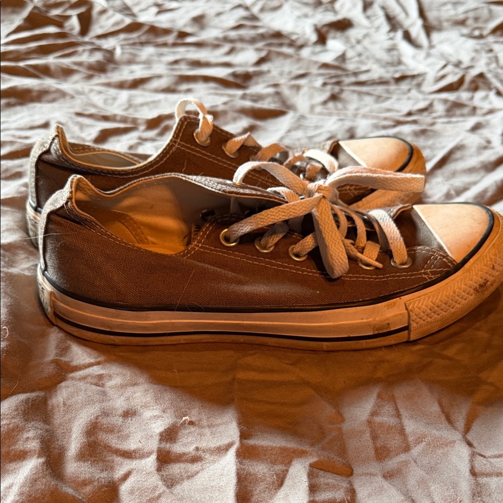 Low-Top Casual Canvas Sneakers in Brown and White — Women’s Lace-Up